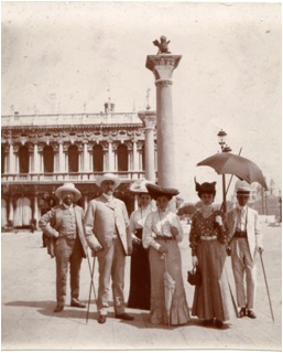 Стоят (слева направо): Н.А. Мясново, Е. Иост-?, Н. Иост-?, Е.А. Мясново, А.А. Мясново, С.И. Щукин. Венеция. 1908-?