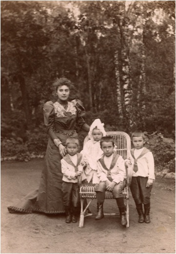 Л.Г. Щукина с детьми. В кресле сидят Иван и Катя., слева - Сергей, справа - Григорий. [1892]