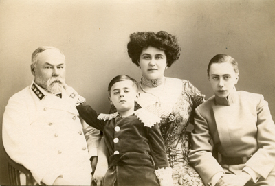 П.И. Щукин с женой Марией Ивановной и ее сыновьями от первого брака. [1907-1912]